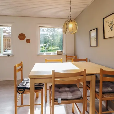 8 Person In Stege-by Traum