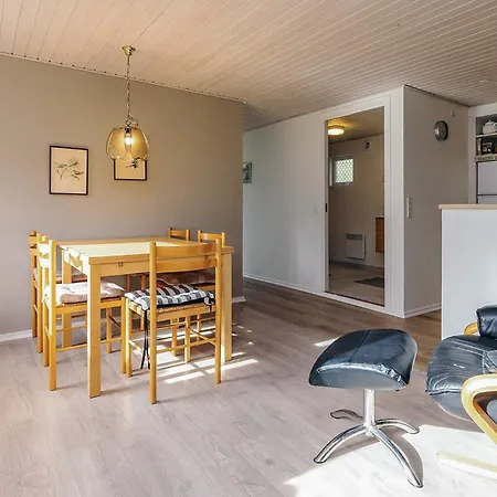 8 Person In Stege-by Traum *