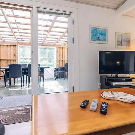 8 Person In Stege-by Traum *