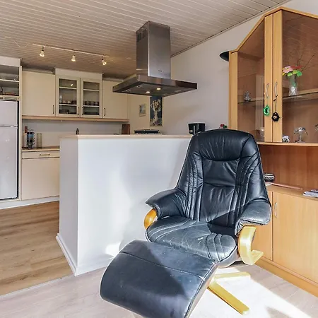 8 Person In Stege-by Traum