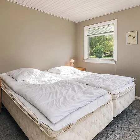 8 Person In Stege-by Traum Stege