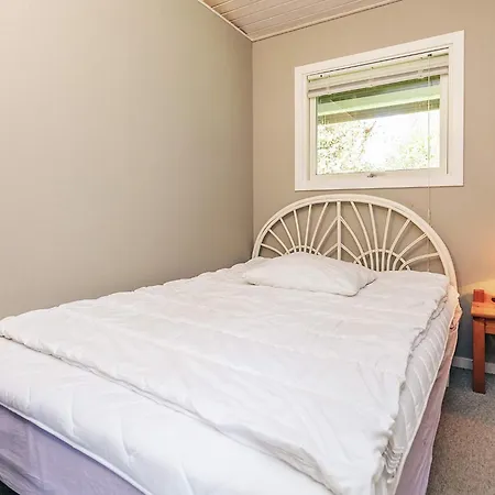 8 Person In Stege-by Traum * Stege