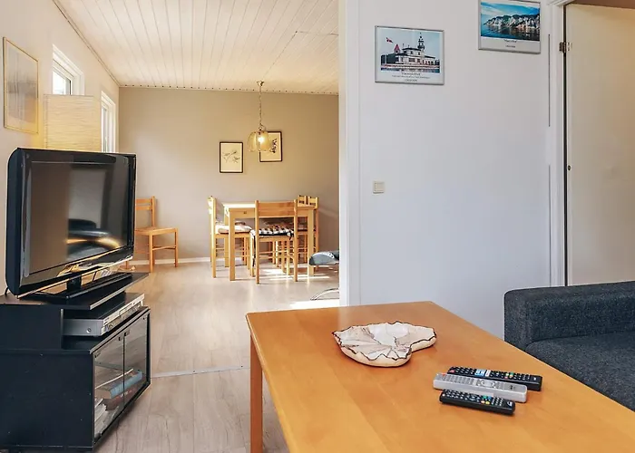 8 Person In Stege-by Traum Stege