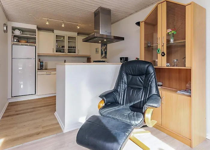 8 Person In Stege-by Traum